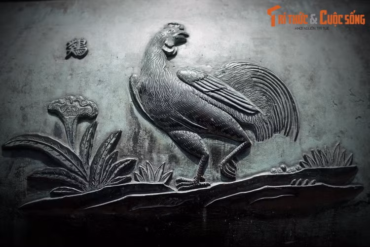 Khi thể hiện những họa tiết trên Cửu Đỉnh, người nghệ nhân đã thoát ra ngoài cái nhìn cố định, không lệ thuộc vào trạng thái tự nhiên của vật thể cũng như tỷ lệ kích thước của chúng, mà đã sắp xếp lại cho vừa một mảng diện tích tương đương nhau trên mỗi chiếc đỉnh.