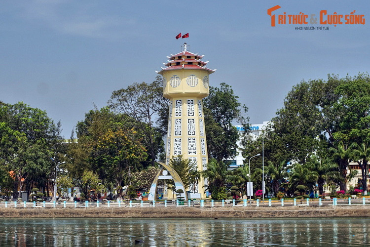 Nằm ở công viên trung tâm, tháp nước Phan Thiết là một công trình kiến trúc độc đáo và có lịch sử đặc biệt của Phan Thiết. Hình ảnh tòa tháp này cùng hàng cây xanh soi bóng xuống dòng sông Cà Ty đã trở thành một biểu tượng bất hủ của thành phố biển miền Trung.