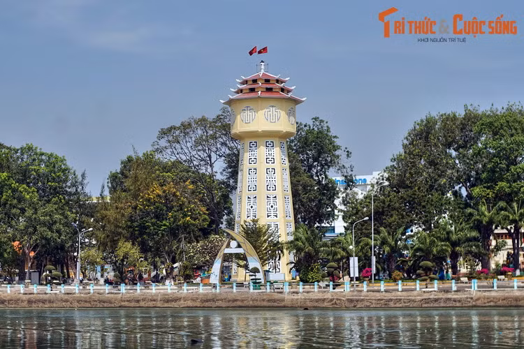 Nằm ở công viên trung tâm, tháp nước Phan Thiết là một công trình kiến trúc độc đáo và có lịch sử đặc biệt của Phan Thiết. Hình ảnh tòa tháp này cùng hàng cây xanh soi bóng xuống dòng sông Cà Ty đã trở thành một biểu tượng bất hủ của thành phố biển miền Trung.