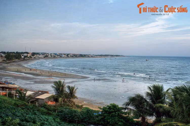 Không gian trong lành của biển Mũi Né, điểm đến thu hút đông đảo du khách quốc tế ở Phan Thiết.