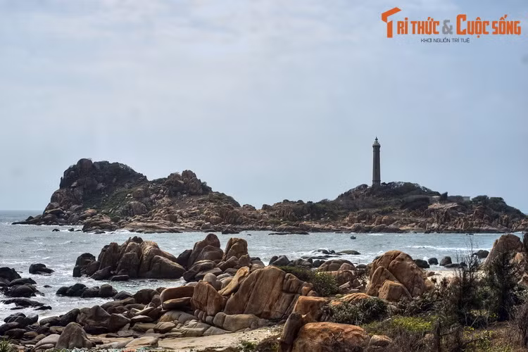Nằm ở phía Nam thành phố Phan Thiết, mũi Kê Gà để lại dấu ấn trong lòng du khách với cảnh quan ấn tượng của những bãi đá hình thù kỳ ảo cùng ngọn hải đăng Kê Gà sừng sững giữa biển và trời...
