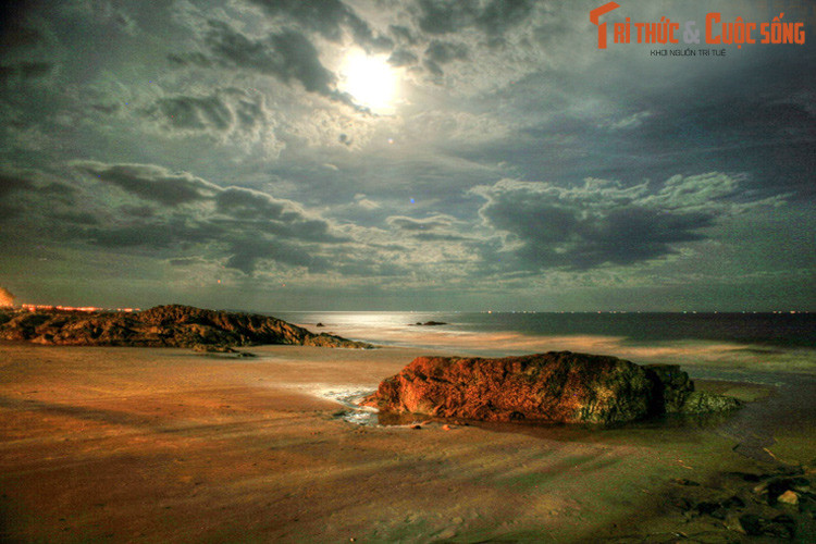 Đêm trăng sáng trên bãi đá Ông Địa, một thắng cảnh đẹp, đồng thời là một địa điểm tâm linh nổi tiếng ở Mũi Né.