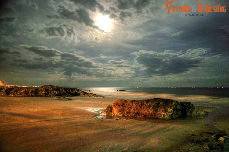 Đêm trăng sáng trên bãi đá Ông Địa, một thắng cảnh đẹp, đồng thời là một địa điểm tâm linh nổi tiếng ở Mũi Né.