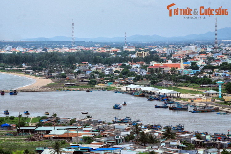 Phong cảnh Phan Thiết nhìn từ đồi Bà Nài. Nằm ở phía Đông của thành phố, đồi Bà Nài là nơi có hai di tích lịch sử nổi tiếng: Lầu Ông hoàng và tháp Chăm Po Sah Inư.