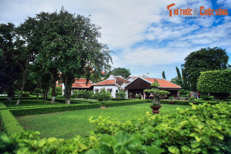 Khung cảnh Việt Nam xưa được tái hiện ở di tích lịch sử trường Dục Thanh, phường Đức Nghĩa, thành phố Phan Thiết. Đây là nơi thầy giáo Nguyễn Tất Thành dạy lớp nhì từ tháng 8/1910 đến tháng 2/1911.