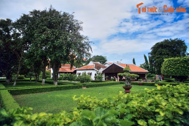 Khung cảnh Việt Nam xưa được tái hiện ở di tích lịch sử trường Dục Thanh, phường Đức Nghĩa, thành phố Phan Thiết. Đây là nơi thầy giáo Nguyễn Tất Thành dạy lớp nhì từ tháng 8/1910 đến tháng 2/1911.