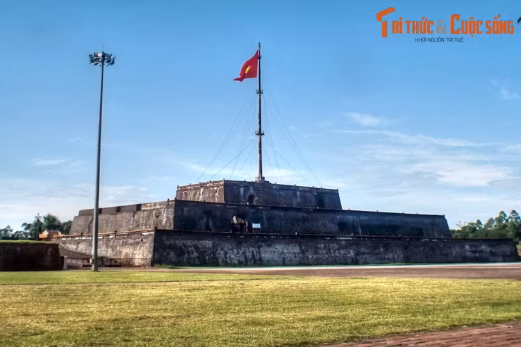 Phía sau Phu Văn Lâu là Kỳ Đài. Được xây dựng vào năm Gia Long thứ 6 (1807), cùng thời gian xây dựng Kinh thành. Kỳ Đài là nơi treo cờ của triều đình. Trên đỉnh cột cờ có đặt một trạm quan sát gọi là Vọng Đẩu, là điểm cao nhất của Kinh thành Huế xưa.