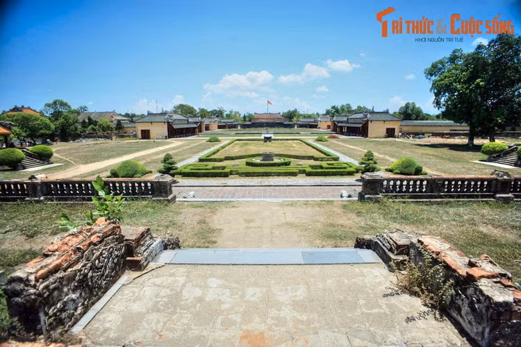 Trên trục thần đạo xưa, phía sau điện Thái Hòa có một loạt công trình bề thế gồm Đại Cung Môn, điện Cần Chánh, điện Càn Thành, điện Khôn Thái. Do sự biến động của lịch sử, các công trình này đều đã không còn dấu tích.