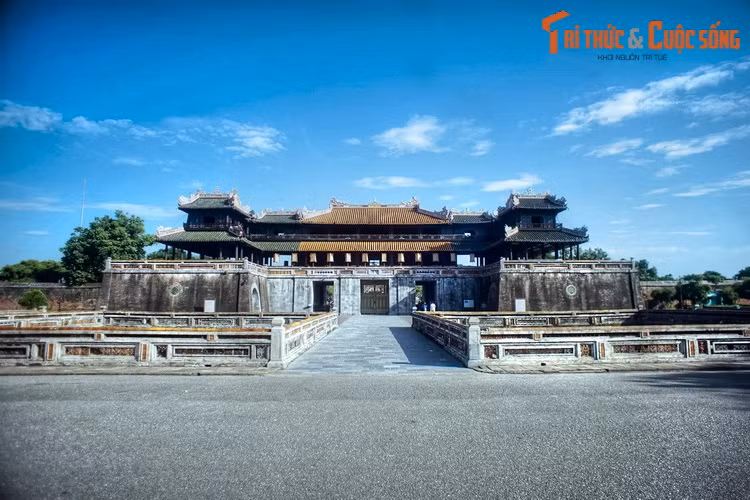 Công trình tiếp theo là Ngọ Môn, cổng chính của Hoàng thành Huế. Tên gọi “Ngọ Môn” nghĩa là Cửa Nam vì nằm ở Ngọ theo trục Tí Ngọ - hướng dành cho bậc vua Chúa cai trị thiên hạ - theo quan niệm phong thủy xưa. Công trình này được xây năm 1833, dưới thời vua Minh Mạng.