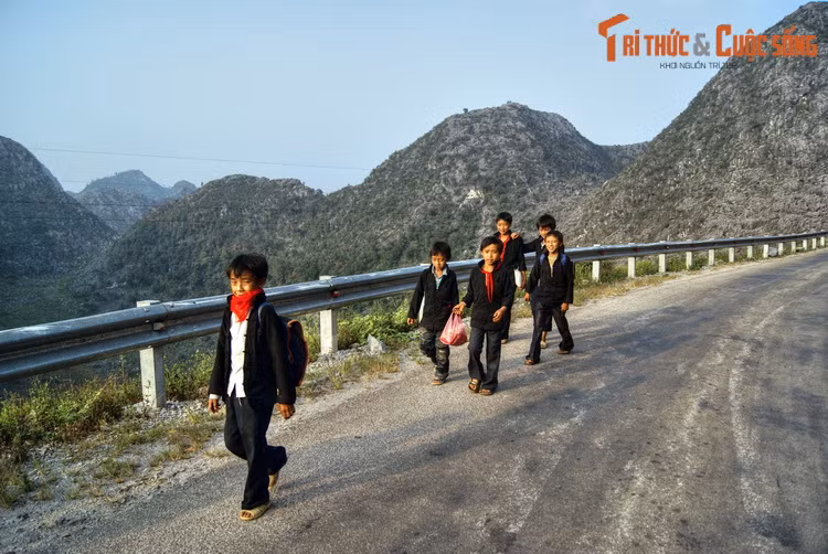 Trẻ em địa phương trên đường tới trường, một khoảnh khắc đời thường mộc mạc trên cao nguyên đá.