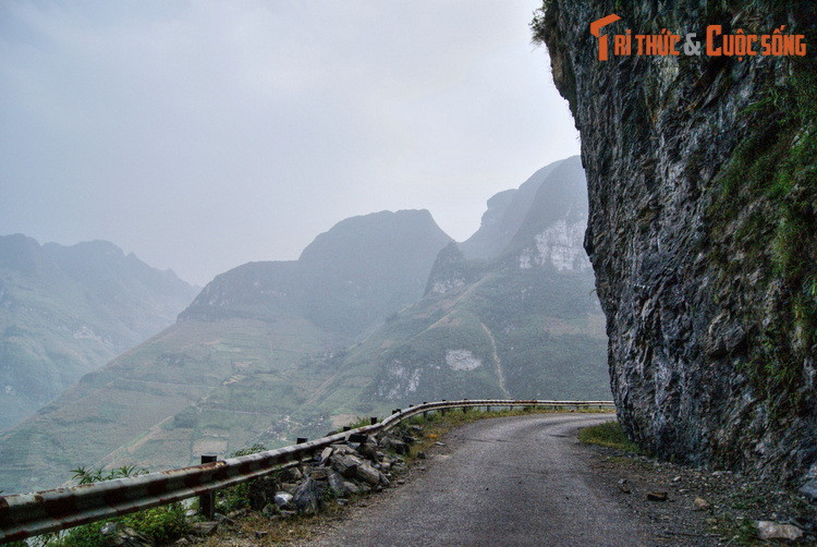 Một khúc cua trên đèo Mã Pì Lèng, nơi được coi là con đèo hùng vĩ và hiểm trở bậc nhất ở Việt Nam.