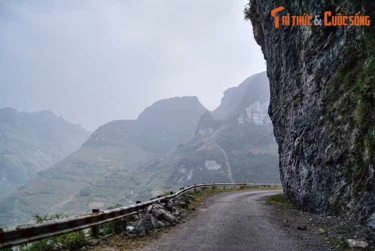 Một khúc cua trên đèo Mã Pì Lèng, nơi được coi là con đèo hùng vĩ và hiểm trở bậc nhất ở Việt Nam.