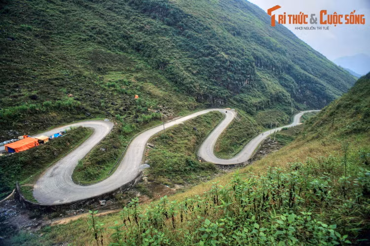 Dốc Chín Khoảnh, một cung đường đèo nổi tiếng của Quốc lộ 4C ở địa phận xã Phố Cáo, huyện Đồng Văn.