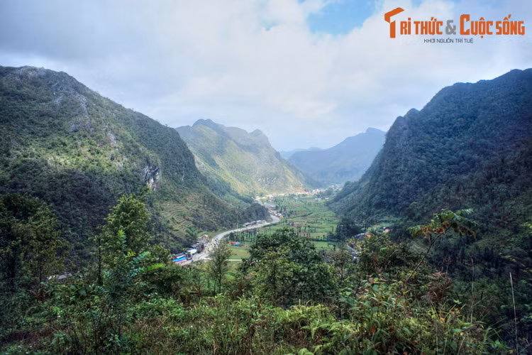 Toàn cảnh thung lũng Sủng Là, xã Sủng Là, huyện Đồng Văn, nơi được chọn làm bối cảnh cho bộ phim điện ảnh nổi tiếng “chuyện của Pao” của đạo diễn Ngô Quang Hải, sản xuất vào năm 2005.