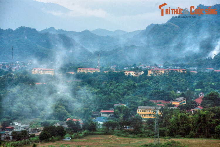 Thành phố Hà Giang, trung tâm kinh tế - chính trị của tỉnh Hà Giang, nhìn từ Quốc lộ 2, đường vào thành phố.