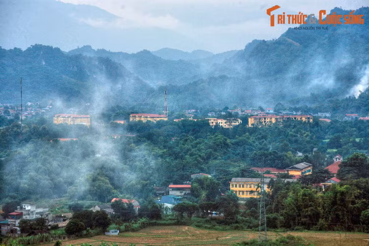 Thành phố Hà Giang, trung tâm kinh tế - chính trị của tỉnh Hà Giang, nhìn từ Quốc lộ 2, đường vào thành phố.
