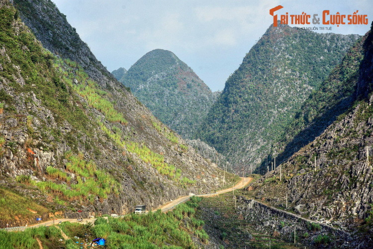 Cảnh tượng gây choáng ngợp ở cao nguyên đá Đồng Văn, huyện Đồng Văn, Hà Giang. Kỳ quan nhiên nhiên này đã được UNESCO công nhận là Công viên địa chất toàn cầu vào năm 2010.