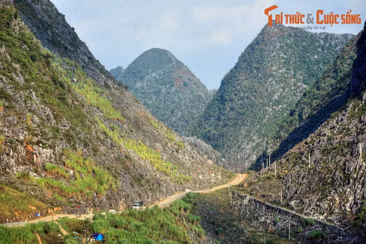 Cảnh tượng gây choáng ngợp ở cao nguyên đá Đồng Văn, huyện Đồng Văn, Hà Giang. Kỳ quan nhiên nhiên này đã được UNESCO công nhận là Công viên địa chất toàn cầu vào năm 2010.