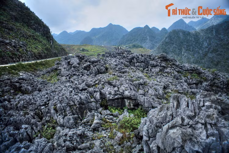 Địa hình "mặt trăng" là một dạng cảnh quan độc đáo khác xuất hiện tại một số khu vực trên cao nguyên đá. Dạng địa hình này được tạo nên bởi các dãy núi đá vôi bị phong hóa, với các khối đá lởm chởm phủ khắp bề mặt sườn núi.