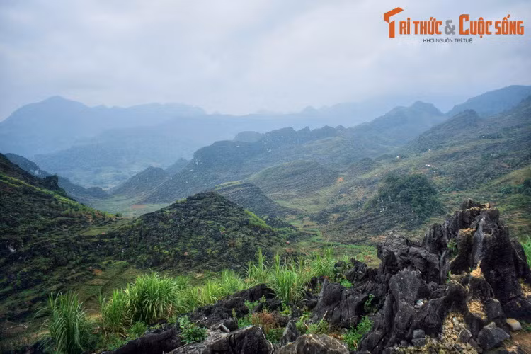 Địa hình "sách đá" ở cao nguyên đá Đồng Văn. Đây là vùng kiến tạo địa chất đặc biệt gồm những tập đá đơn nghiêng nằm xếp lên nhau thành tầng tầng lớp lớp.