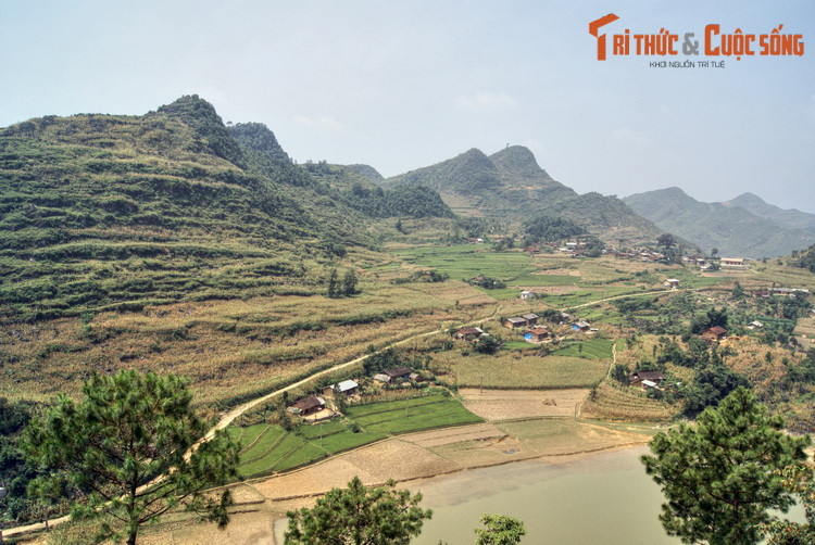 Bức tranh phong cảnh nhìn từ cột cờ Lũng Cú (xã Lũng Cú, huyện Đồng Văn), một công trình mang ý nghĩa khẳng định vị thế, chủ quyền của đất nước ở mảnh đất địa đầu cực Bắc.