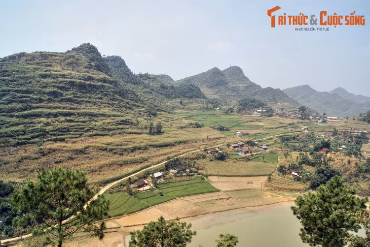 Bức tranh phong cảnh nhìn từ cột cờ Lũng Cú (xã Lũng Cú, huyện Đồng Văn), một công trình mang ý nghĩa khẳng định vị thế, chủ quyền của đất nước ở mảnh đất địa đầu cực Bắc.