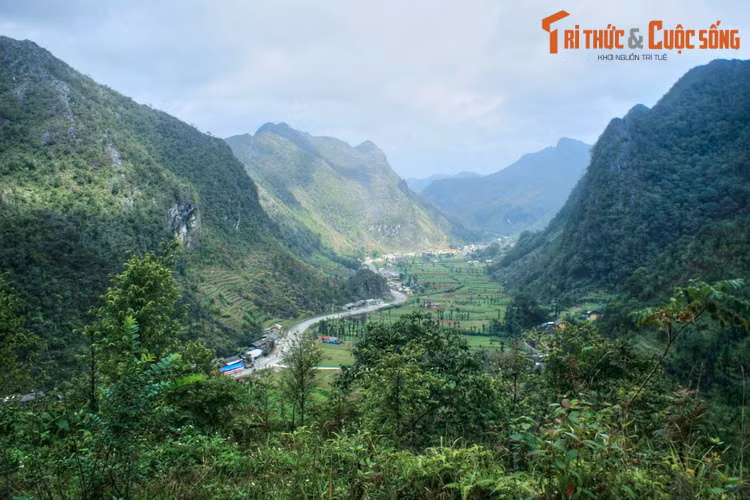 Nằm ở cao nguyên đá Đồng Văn, trên đường đến thị trấn Đồng Văn của Hà Giang, thung lũng Sủng Là được cộng đồng du lịch biết đến như một trong những thung lũng đẹp nhất vùng Tây Bắc.