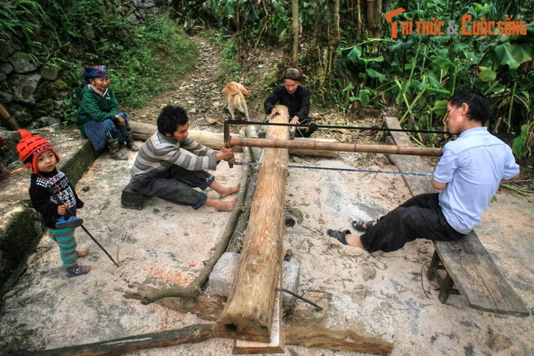 Cuộc sống đời thường ở Sủng Là hòa quyện với thiên nhiên, đất trời, đem lại cảm giác vô cùng thanh thản, như một thế giới trái ngược với cuộc sống ồn ào, nhiều lo toan nơi phố thị.
