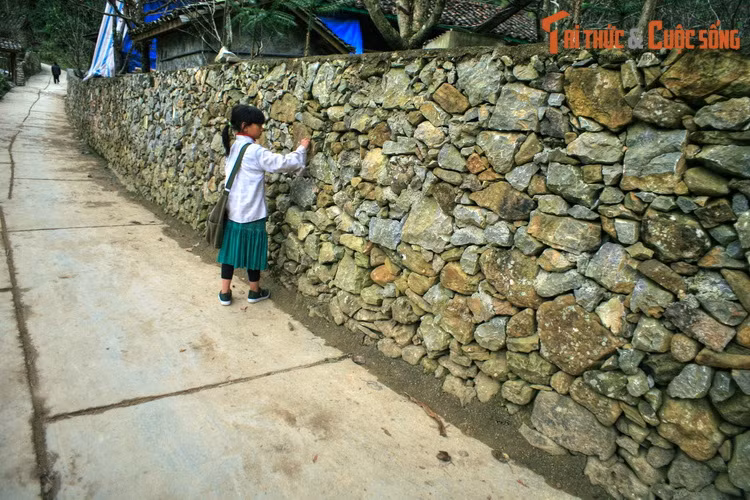 Mỗi ngôi nhà lại được bao quanh bởi một bức tường đá vững chãi, gồm những viên đá đủ hình dạng được xếp chồng lên nhau một cách ngẫu nhiên, mộc mạc và phóng khoáng như tính cách con người nơi đây.