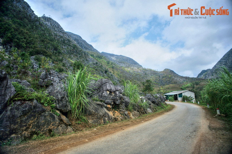 Nằm ở vùng lõi của cao nguyên đá Đông Văn, khu vực xung quanh thung lũng Sũng Là cũng là nơi lý tưởng để khám phá các di sản địa chất đặc sắc, được biết đến qua những tên gọi hấp dẫn như nương đá, địa hình đơn nghiêng, sự kiện hủy diệt sinh giới...