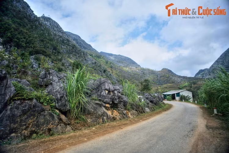 Nằm ở vùng lõi của cao nguyên đá Đông Văn, khu vực xung quanh thung lũng Sũng Là cũng là nơi lý tưởng để khám phá các di sản địa chất đặc sắc, được biết đến qua những tên gọi hấp dẫn như nương đá, địa hình đơn nghiêng, sự kiện hủy diệt sinh giới...