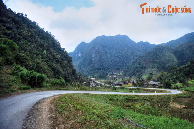 Nhìn từ xa, Sủng Là hiện ra như một bức tranh nên thơ với những nếp nhà đơn sơ của đồng bào dân tộc thấp thoáng giữa màu xanh của ruộng nương và những dãy núi hùng vĩ.