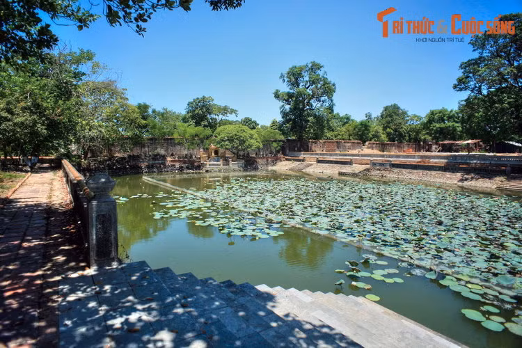 Trên phương diện mặt kiến trúc, Tử Cấm Thành Huế về đại thể là một hình chữ nhật có chu vi khoảng 1.229 mét. Mặt trước và sau mỗi mặt dài 324 mét, hai mặt bên dài 290 mét. Ảnh: Hồ Ngọc Dịch trong Tử Cấm Thành.