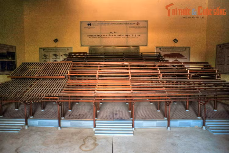 Trong các cung điện ở Tử Cấm Thành, Điện Cần Chánh có vai trò quan trọng nhất. Đây là nơi vua thiết triều, thường tiếp sứ bộ ngoại giao, tổ chức các buổi yến tiệc. Ảnh: Mô hình điện Cần Chánh được trưng bày trong khu vực Tử Cấm Thành.