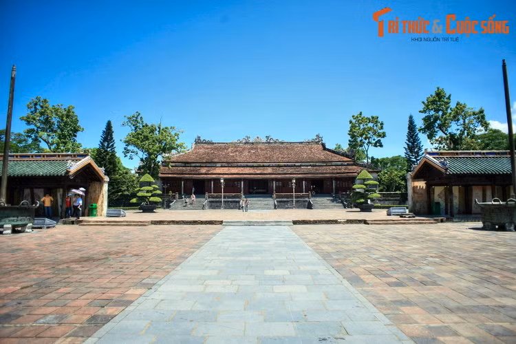 Đại Cung Môn là cửa chính của Tử Cấm Thành, được xây dựng năm Minh Mạng thứ 14 (1833). Cửa này rộng 5 gian, có 3 cửa tiếp nhau. Công trình đã bị phá hủy trong chiến tranh, năm 1947. Ảnh: Khoáng trống giữa hai dãy hành lang xưa kia là Đại Cung Môn.