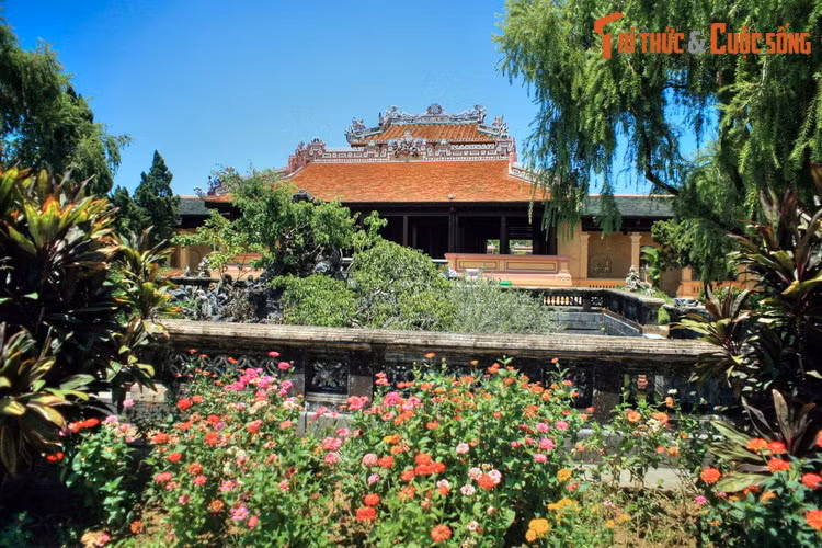 Những năm gần đây, một số công trình từng bị phá hủy của Tử Cấm Thành Huế đã được phục dựng. Hy vọng rằng trong một tương lai không xa, di tích lịch sử đặc biệt này này sẽ được trả về với dáng vẻ thời hoàng kim của mình. Ảnh: Thái Bình Lâu trong Tử Cấm Thành.