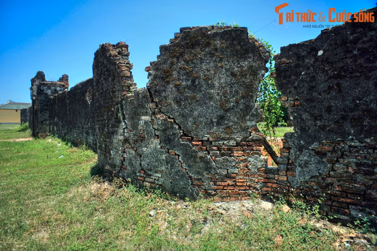Bức tường Tử Cấm Thành cao hơn 3 mét, dày gần 1 mét xây hoàn toàn bằng gạch vồ để ngăn cách hoàn toàn với thế giới bên ngoài. Tử Cấm Thành thông ra bên ngoài ở 7 cửa. Ảnh: Một đoạn tường cũ của Tử Cấm Thành.