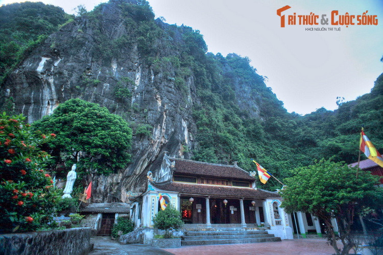 4. Tọa lạc thôn Khê Đầu Thượng, xã Ninh Xuân, huyện Hoa Lư, chùa Bàn Long có lịch sử gắn với sự hình thành của Cố đô Hoa Lư. Tương truyền, chùa được xây dựng từ thời nhà Đinh, tại ngọn núi mà người dân phát hiện ra một hang động có rồng cuộn bên trong.