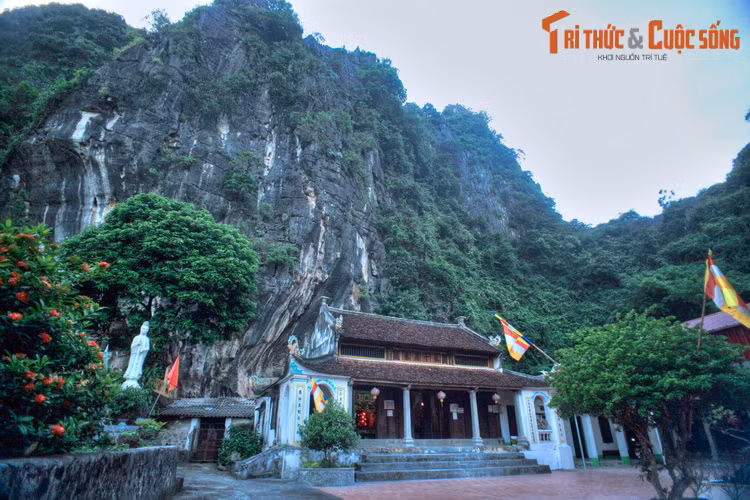 4. Tọa lạc thôn Khê Đầu Thượng, xã Ninh Xuân, huyện Hoa Lư, chùa Bàn Long có lịch sử gắn với sự hình thành của Cố đô Hoa Lư. Tương truyền, chùa được xây dựng từ thời nhà Đinh, tại ngọn núi mà người dân phát hiện ra một hang động có rồng cuộn bên trong.