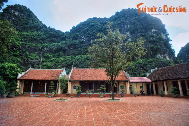 5. Chùa Duyên Ninh nằm ở làng cổ Chi Phong, xã Trường Yên, huyện Hoa Lư, hình thành dưới thời vua Đinh Tiên Hoàng, là một trong những chùa cổ thời Đinh - Lê nằm trong kinh thành Hoa Lư còn tồn tại đến ngày nay. Đây là một ngôi chùa cầu duyên nổi tiếng khắp Việt Nam.