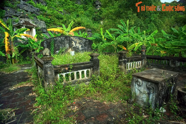 8. Nếu đỉnh núi Mã Yên có mộ vua Đinh Tiên Hoàng thì chân núi Mã Yên lại là nơi yên nghỉ của vua Lê Đại Hành. Khu lăng mộ được bao bọc bởi các dãy núi đá như “rồng chầu, hổ phục” theo quan niệm phong thủy xưa.