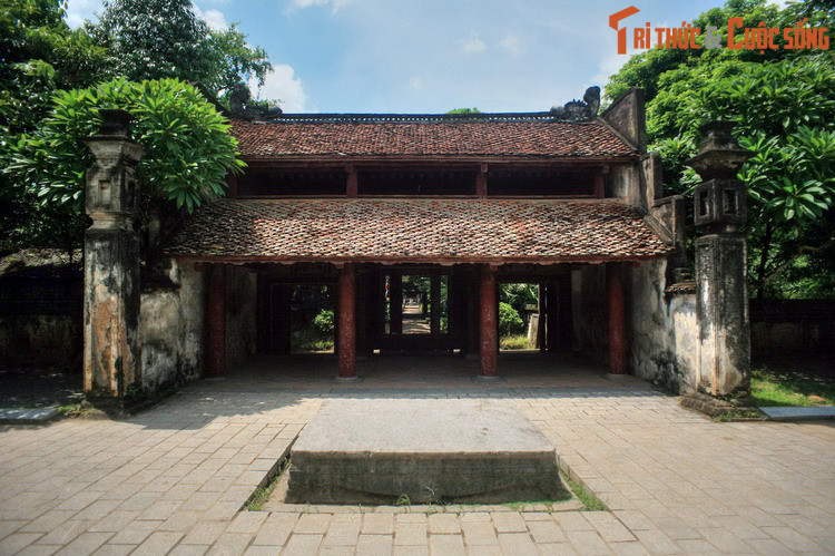 2. Nằm gần đền thờ vua Đinh Tiên Hoàng, đền thờ vua Lê Đại Hành có từ thế kỷ 17, là nơi thờ vua Lê Đại Hành, thái hậu Dương Vân Nga và một số nhân vật lịch sử nhà Tiền Lê. Đền thờ vua Lê có kiến trúc gần giống đền thờ vua Đinh nhưng quy mô nhỏ hơn và có khác biệt về trang trí kiến trúc.