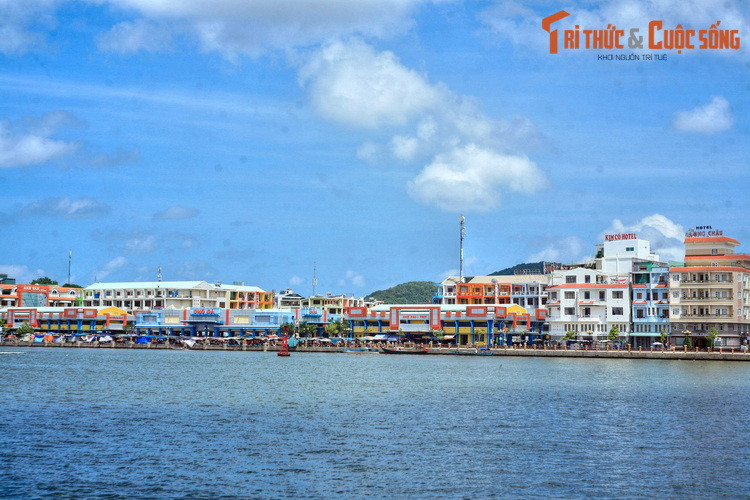 Khu vực chợ Hà Tiên nhìn từ sông Giang Thành, hình ảnh đầy sức sống về một thành phố Hà Tiên hiện đại.