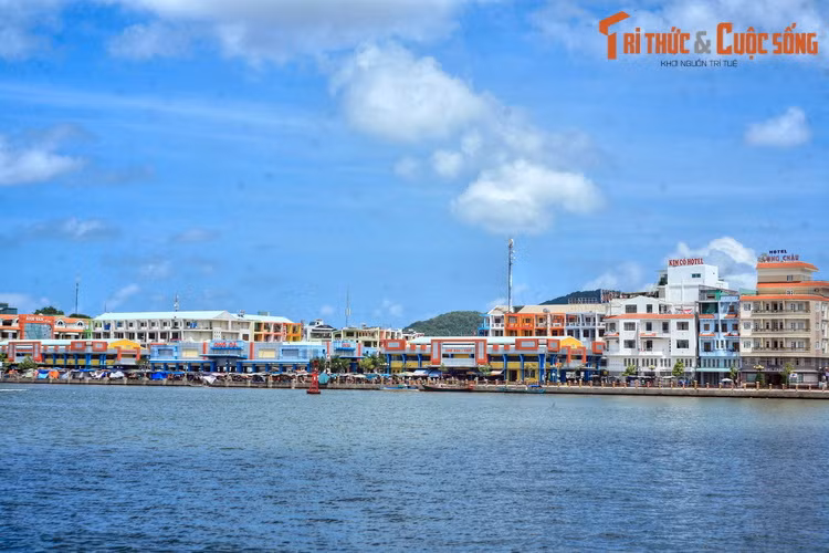 Khu vực chợ Hà Tiên nhìn từ sông Giang Thành, hình ảnh đầy sức sống về một thành phố Hà Tiên hiện đại.