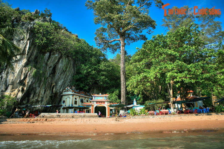 Tọa lạc nơi chân núi An Hải Sơn, gần hòn Phụ Tử, chùa Hải Sơn hay chùa Hang là một di tích lịch sử và điểm hành hương nổi tiếng của Hà Tiên. Chùa có từ thế kỷ 18, được xây dựa vào một hang động tự nhiên thông ra biển.