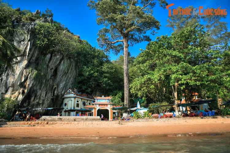 Tọa lạc nơi chân núi An Hải Sơn, gần hòn Phụ Tử, chùa Hải Sơn hay chùa Hang là một di tích lịch sử và điểm hành hương nổi tiếng của Hà Tiên. Chùa có từ thế kỷ 18, được xây dựa vào một hang động tự nhiên thông ra biển.