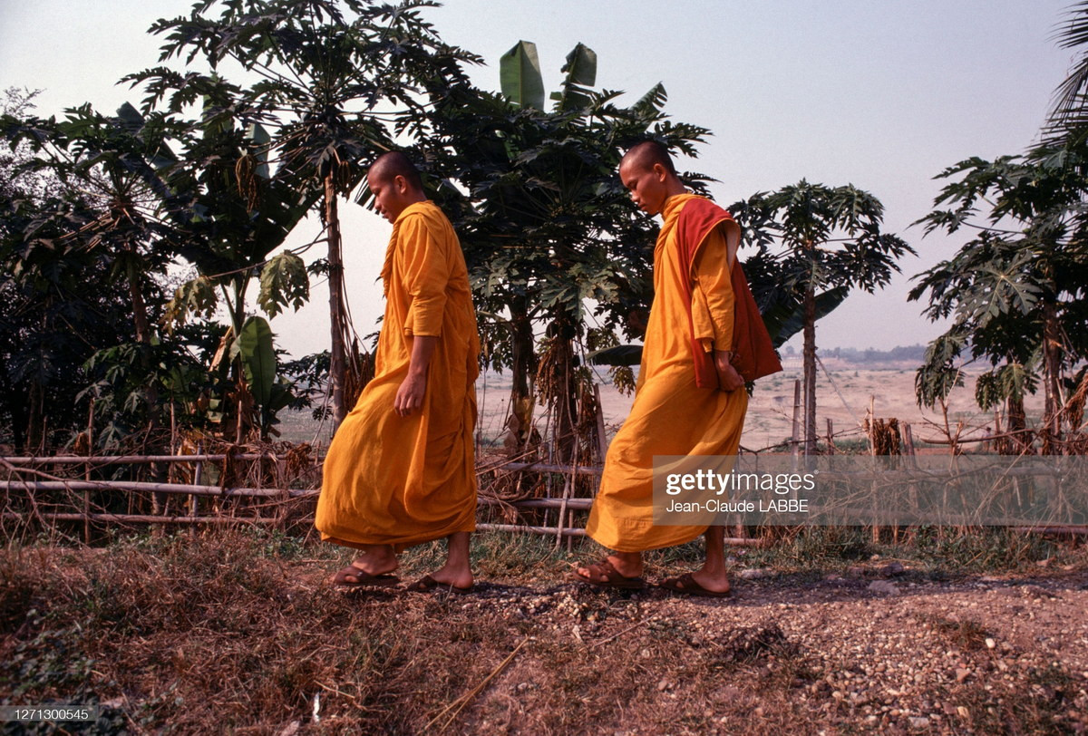 Hai nhà sư ở đồng bằng sông Cửu Long.