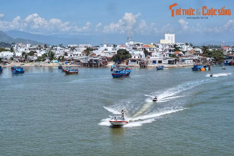 Từ những năm 2000, sông Cái góp phần định hình một diện mạo cảnh quan đô thị mới cho thành phố Nha Trang. Dòng sông cũng đóng góp những sản phẩm du lịch hấp dẫn, góp phần vào sự tăng trưởng kinh tế, như “tour” khám phá sông Cái bằng thuyền, các khu nghỉ dưỡng bên sông...