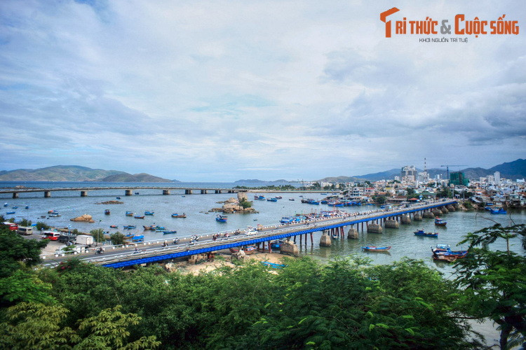 Với du khách phương xa, khung cảnh cửa sông Cái và cầu Xóm Bóng nhìn từ tháp Po Nagar đã trở thành một hình ảnh ghi dấu trong tâm trí mỗi khi có dịp ghé thăm thành phố biển tuyệt đẹp ở dải đất miền Trung này...