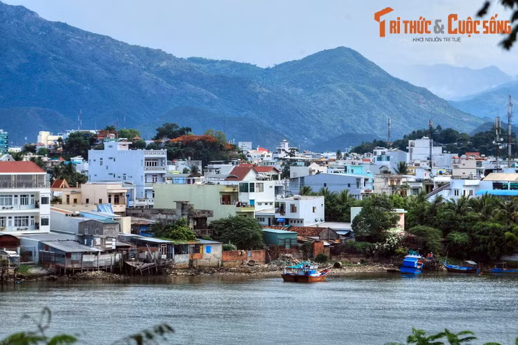 Theo một giả thuyết lịch sử, người Chăm xưa gọi sông Cái là Ya Trang, có nghĩa là dòng sông mọc nhiều lau sậy. Từ đó cái tên "Nha Trang" được hình thành do cách phiên âm của người Việt.